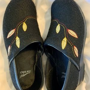 Size 39 Narrow Women's Dansko Black with leaves Wool Clogs